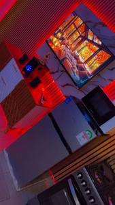 Se está jugando a un videojuego en la pantalla del ordenador. en cate havens, en Nairobi