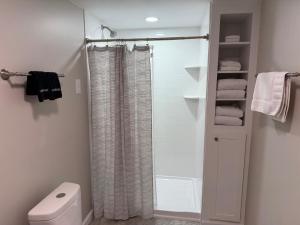 Koupelna v ubytování State College Getaway + 30 fotografií