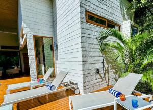 Zahrada ubytování Private Pool With Direct Access To 2 Beaches!