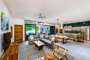 Kuchyň nebo kuchyňský kout v ubytování Private Pool With Direct Access To 2 Beaches!