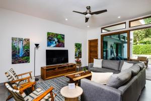 TV a/nebo společenská místnost v ubytování Private Pool With Direct Access To 2 Beaches!