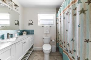 ein Badezimmer mit Toilette und Waschbecken in der Unterkunft The Banana Bird at Cottages in Sand Bluff