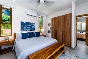 Postel nebo postele na pokoji v ubytování Private Pool With Direct Access To 2 Beaches! + 18 fotografií