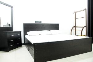 a bedroom with a bed and a black dresser at Arrow Villas in Meda-Ela