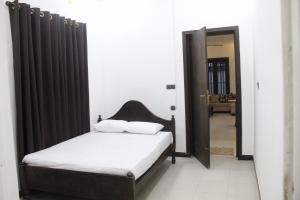 a bedroom with a bed and a door leading into a room at Arrow Villas in Meda-Ela