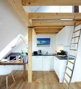 Kuchyň nebo kuchyňský kout v ubytování KönigsSCHLAF No7 - Dachwohnung mit Galerie im Herzen von Konstanz