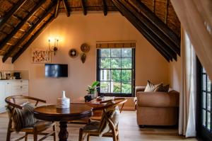 una sala de estar con una mesa y un sofá en Ikhaya Safari Lodge, en Ciudad del Cabo