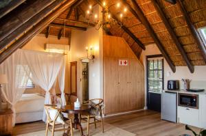 Una cocina y un comedor con mesa y sillas. en Ikhaya Safari Lodge, en Ciudad del Cabo