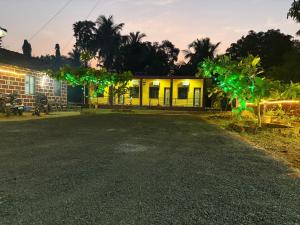 マルバンにあるHotel Vedanshの夜灯の灯り付き家