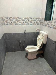 マルバンにあるHotel Vedanshのトイレとシャワー付きのバスルーム