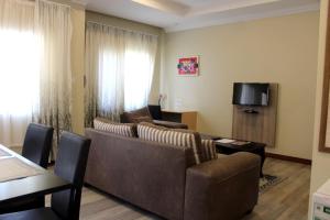 BroadhurstにあるStaybridge Apartments Francistownのソファとテレビのあるリビングルーム