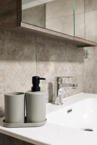 een wastafel met een zeepdispenser bij Villa Natura in Kavala