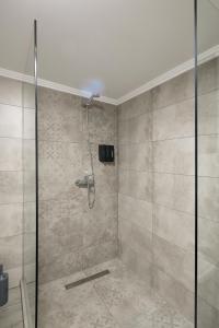 een douche met een glazen deur in een badkamer bij Villa Natura in Kavala +38 foto's