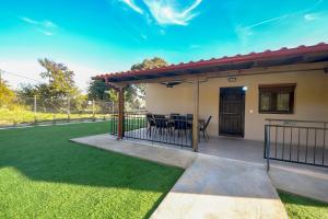 Το κτήριο όπου στεγάζεται  η παραθεριστική κατοικία