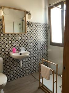 a bathroom with a sink and a mirror at El Rincón De Cabello in Sierra