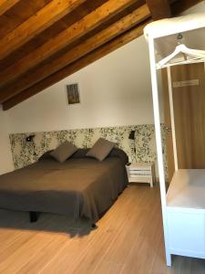 a bedroom with a bed in a room with wooden ceilings at El Rincón De Cabello in Sierra