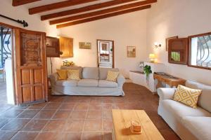 a living room with a couch and a table at Casa The Lofties Mit Pool In Andalusien in Comares +33 photos