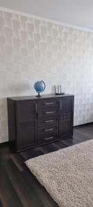 a dresser with a blue bowl on top of it at Khmelnitsky in Zarechʼye