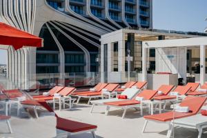 Un grupo de sillas y mesas en un patio. en SO City Hotel Adults Only, en San Julián