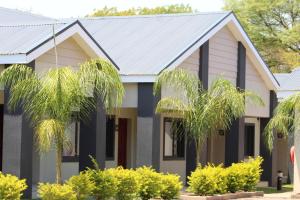 BroadhurstにあるStaybridge Apartments Francistownの金属屋根の家