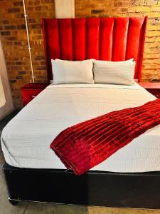 Postel nebo postele na pokoji v ubytování A Rosey Fresh Burgundy Hotel