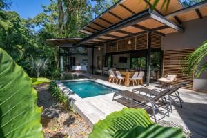 Bazén v ubytování Villa Asencia with pool and AC near Arrecife beach nebo v jeho okolí