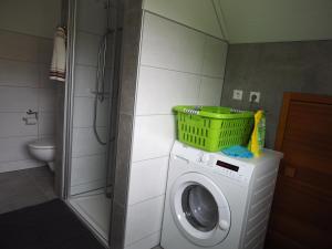 une machine à laver avec un panier dessus dans une salle de bain dans l'établissement Rosensteinferien, à Mögglingen 9 autres photos