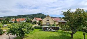 - une vue aérienne sur un quartier résidentiel avec une maison dans l'établissement Rosensteinferien, à Mögglingen