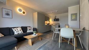 a living room with a couch and a table at Greens View golf saumane in Saumane-de-Vaucluse