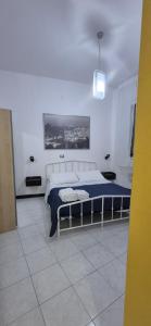 Giường trong phòng chung tại Vico Genova Apartment