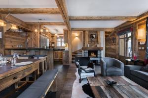 Il comprend une cuisine et un salon avec des murs en bois et une table. dans l'établissement Ayder River Chalet Luxury Resort, à Çamlıhemşin