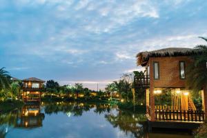 Výhled na řeku, která protéká v blízkosti hotelu