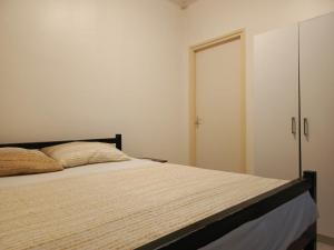 パラマリボにあるWilhelmina Hotel & Apartmentsのベッドと引き戸のある寝室 +7枚の写真