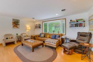 Istumisnurk majutusasutuses Breathtaking Sunsets Lake Huron Beachfront Escape