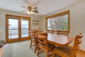 Foto sihtkohas Alpena asuva majutusasutuse Breathtaking Sunsets Lake Huron Beachfront Escape galeriist