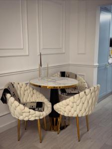 una sala da pranzo con un tavolo e due sedie di Boutique Apartment 2 a Ploieşti