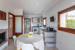 a kitchen and dining room with a table and chairs at Chalet Bonavista in Sineu