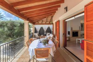 a patio with a table and chairs on a balcony at Chalet Bonavista in Sineu
