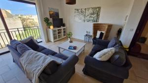 Posezení v ubytování Sunny apartment with rooftop terrace in Victoria