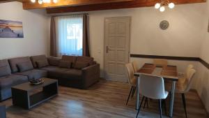 Posezení v ubytování Eleven Apartman Agárd