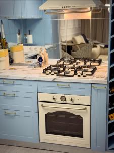 una cucina con piano cottura e forno di Boutique Apartment 2 a Ploieşti Altre 2 foto