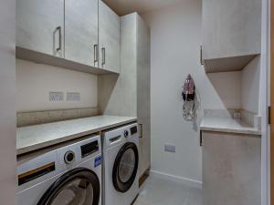 Η κουζίνα ή μικρή κουζίνα στο 1 Bed in Glendale 96201