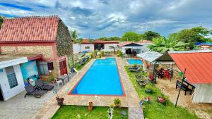 an overhead view of a swimming pool in a house at HOTEL EMPRESARIAL Arcoiris de mi llano in Paz de Ariporo