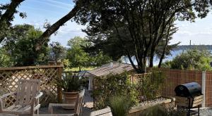 einen Hinterhof mit einem Zaun und einem Grill in der Unterkunft Villa Mimosa - 5 voyageurs in Le Moutchic