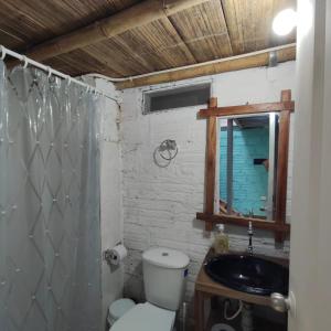 un baño con inodoro y lavabo en Hostal Casa Pijao, en Pijao