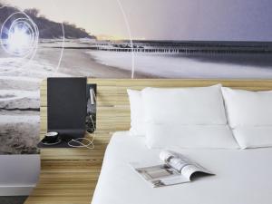 TV a/nebo společenská místnost v ubytování Novotel Birmingham Airport Terminal Building - NEC + 85 fotografií