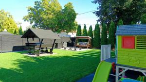 Zahrada ubytování Eleven Apartman Agárd + 2 fotografie