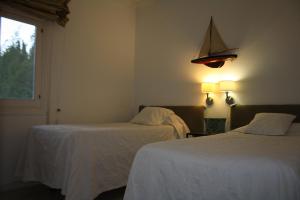 En eller flere senge i et værelse på Villa Familiar con Piscina + 14 billeder