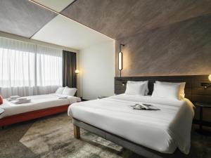 Giường trong phòng chung tại Novotel Rotterdam Brainpark +90 ảnh