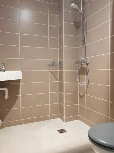 ein Badezimmer mit Dusche, Toilette und Waschbecken in der Unterkunft Au Fil Du Réguinier - Gîte Briançon in Forville